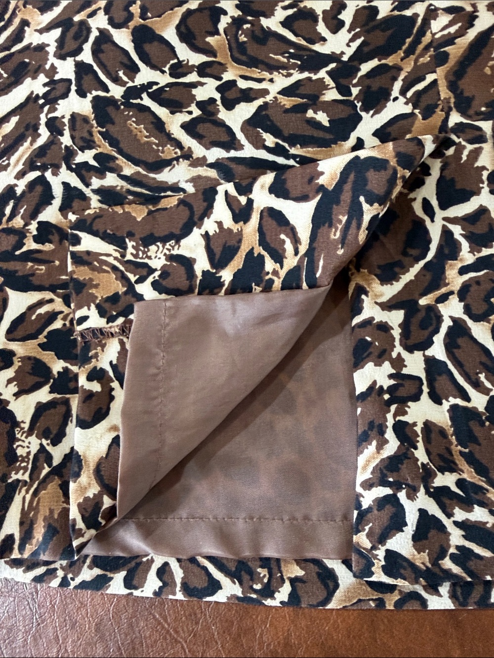 Allison Taylor Leopard-Print Skirt in Brown, Black, Cream Size L
100% SILK - Picture 3 of 4